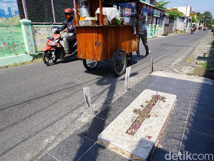 Makam di pinggir jalan kampung Kota Solo, Selasa (30/6/2020).