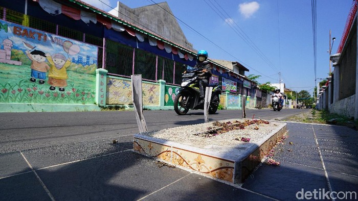 Makam di pinggir jalan kampung Kota Solo, Selasa (30/6/2020).