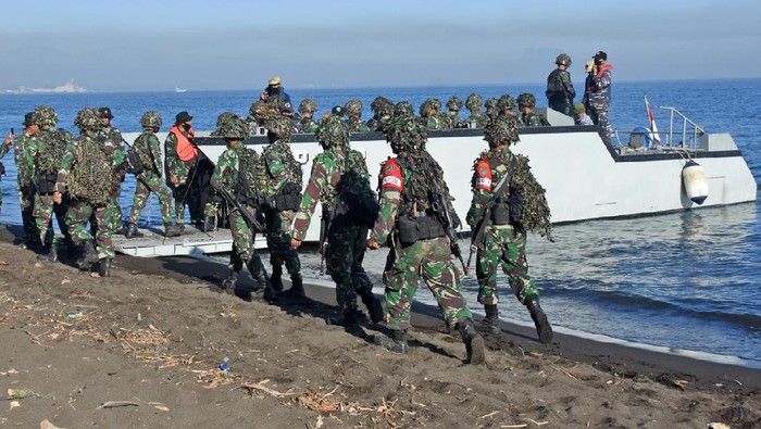 Tutup Latihan Perang  Prajurit  Marinir dan Material Tempur 