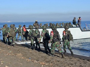 Tutup Latihan Perang, Prajurit Marinir dan Material Tempur Reembarkasi ke KRI