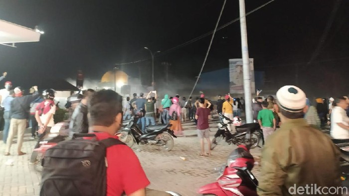 Massa aksi tolak kedatangan TKA China di Kendari dipukul mundur polisi (Sitti-detikcom).