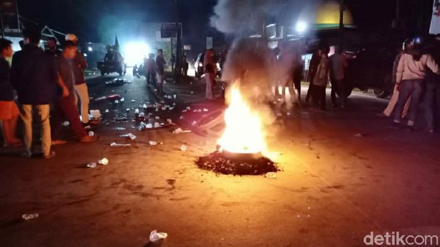 Massa tolak TKA di Kendari lakukan sweeping kendaraan.