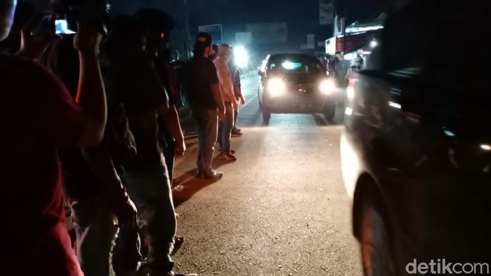 Massa tolak TKA di Kendari lakukan sweeping kendaraan.