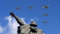 MOSCOW, RUSSIA - JUNE 24: Tupolev Tu-22M3 long-range strategic bombers and a Tu-160 strategic bomber fly over Red Square during the Victory Day military parade in Red Square marking the 75th anniversary of the victory in World War II, on June 24, 2020 in Moscow, Russia. The 75th-anniversary marks the end of the Great Patriotic War when the Nazis capitulated to the then Soviet Union.  (Photo by Mikhail Voskresenskiy - Host Photo Agency via Getty Images )