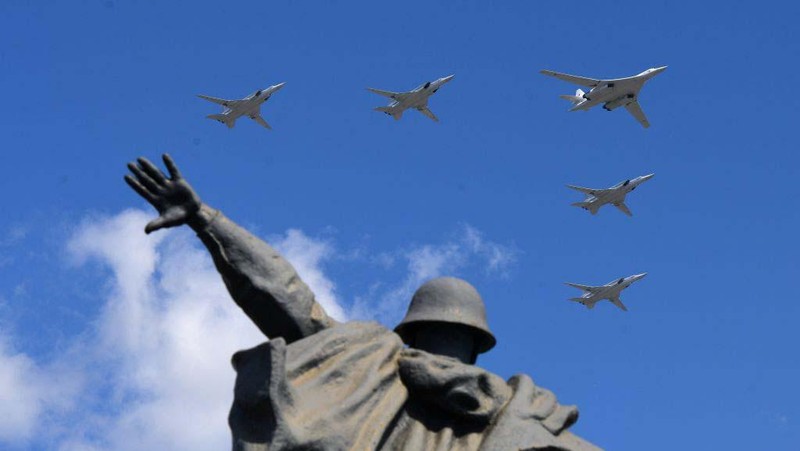 MOSCOW, RUSSIA - JUNE 24: Tupolev Tu-22M3 long-range strategic bombers and a Tu-160 strategic bomber fly over Red Square during the Victory Day military parade in Red Square marking the 75th anniversary of the victory in World War II, on June 24, 2020 in Moscow, Russia. The 75th-anniversary marks the end of the Great Patriotic War when the Nazi's capitulated to the then Soviet Union.  (Photo by Mikhail Voskresenskiy - Host Photo Agency via Getty Images )