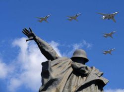 Melihat Aksi Pesawat Pembom Tupolev Tu-160