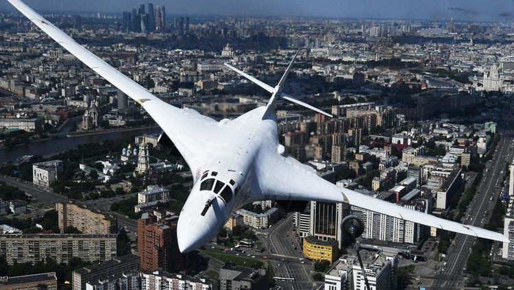 MOSCOW, RUSSIA - JUNE 24: Tupolev Tu-22M3 long-range strategic bombers and a Tu-160 strategic bomber fly over Red Square during the Victory Day military parade in Red Square marking the 75th anniversary of the victory in World War II, on June 24, 2020 in Moscow, Russia. The 75th-anniversary marks the end of the Great Patriotic War when the Nazis capitulated to the then Soviet Union.  (Photo by Mikhail Voskresenskiy - Host Photo Agency via Getty Images )