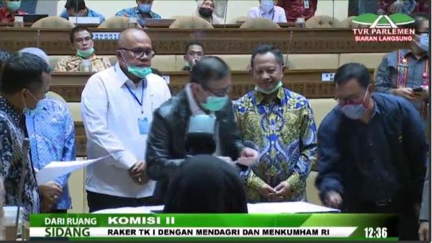 Mendagri Tito Karnavian dan Menkum HAM Yasonna Laoly saat penandatanganan persetujuan RUU Pilkada Serentak di Komisi II DPR