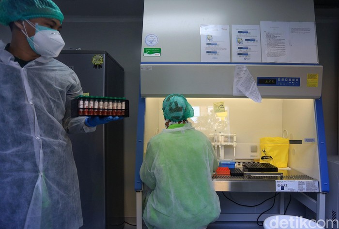 Sebuah laboratorium kontainer berada di halaman Rumah Sakit Duren Sawit, Jaktim. Laboratorium itu diketahui jadi lokasi penelitian spesimen COVID-19.