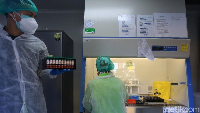 Menengok Aktivitas di Dalam Laboratorium Kontainer COVID-19 Sebuah laboratorium kontainer berada di halaman Rumah Sakit Duren Sawit, Jaktim. Laboratorium itu diketahui jadi lokasi penelitian spesimen COVID-19.