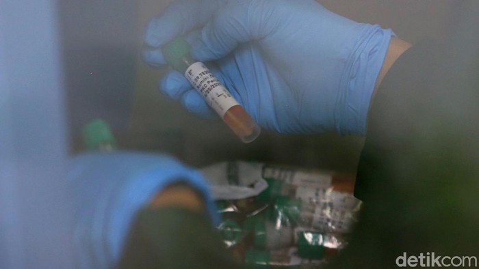 Sebuah laboratorium kontainer berada di halaman Rumah Sakit Duren Sawit, Jaktim. Laboratorium itu diketahui jadi lokasi penelitian spesimen COVID-19.