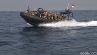 Pasukan Kopaska (Komando Pasukan Kayak) TNI AL Koarmada 1 menggelar puncak Latihan Perang Laut Khusus di kawasan Pulau Damar Kepulauan Seribu, Selasa (30/6).
