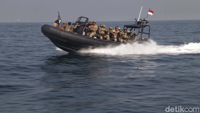 Pasukan Kopaska (Komando Pasukan Kayak) TNI AL Koarmada 1 menggelar puncak Latihan Perang Laut Khusus. Lihat yuk aksi mereka membebaskan sandera.