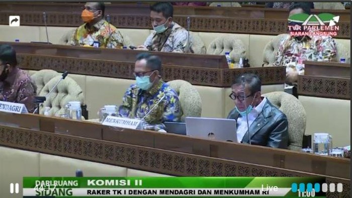 Menkum HAM Yasonna Laoly hadir rapat di Komisi II DPR bersama Mendagri Tito Karnavian