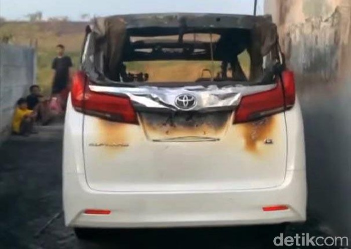 Mobil Alphard warna putih milik Via Vallen terbakar. Mobil bernopol W 1 VV itu diduga dibakar orang tak dikenal sekitar pukul 03.20 WIB, Selasa (30/6/2020).