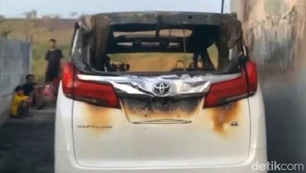 Mobil Alphard warna putih milik Via Vallen terbakar. Mobil bernopol W 1 VV itu diduga dibakar orang tak dikenal sekitar pukul 03.20 WIB, Selasa (30/6/2020).