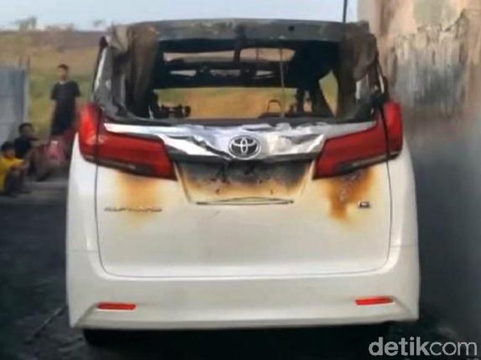 Mobil Alphard warna putih milik Via Vallen terbakar. Mobil bernopol W 1 VV itu diduga dibakar orang tak dikenal sekitar pukul 03.20 WIB, Selasa (30/6/2020).