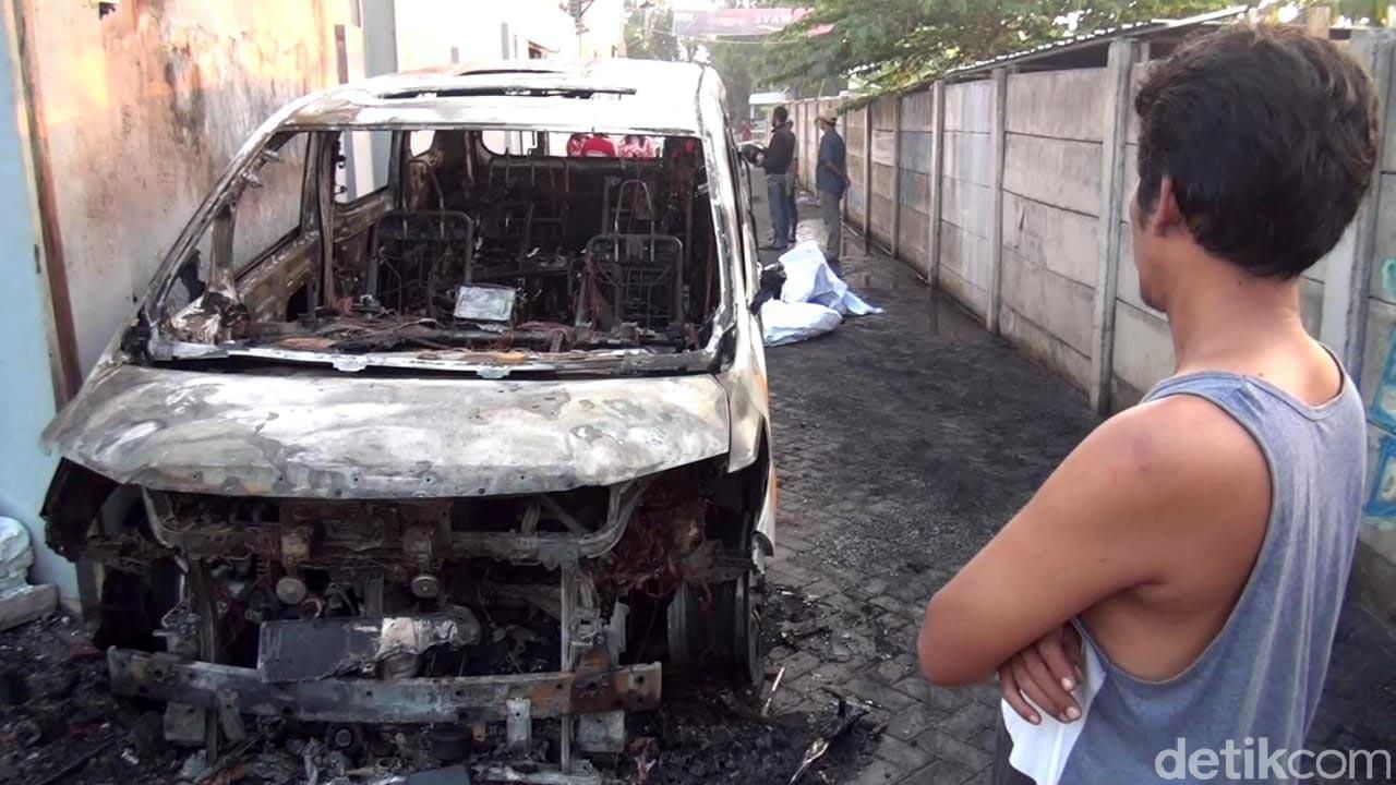 Mobil Alphard warna putih milik Via Vallen terbakar. Mobil bernopol W 1 VV itu diduga dibakar orang tak dikenal sekitar pukul 03.20 WIB, Selasa (30/6/2020).