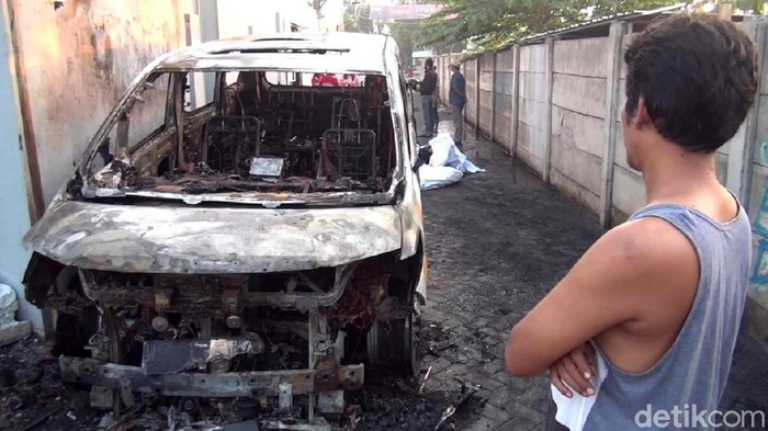 Mobil Alphard warna putih milik Via Vallen terbakar. Mobil bernopol W 1 VV itu diduga dibakar orang tak dikenal sekitar pukul 03.20 WIB, Selasa (30/6/2020).