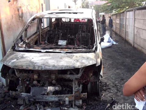 Mobil Alphard warna putih milik Via Vallen terbakar. Mobil bernopol W 1 VV itu diduga dibakar orang tak dikenal sekitar pukul 03.20 WIB, Selasa (30/6/2020).