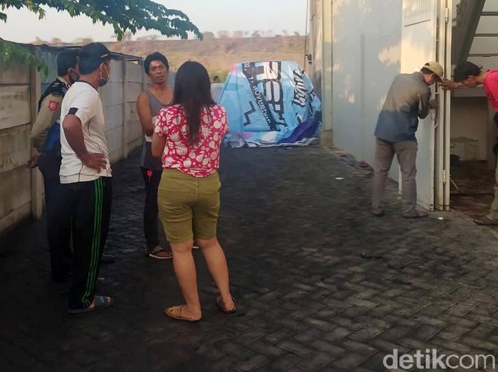 Mobil Alphard warna putih milik Via Vallen terbakar. Mobil bernopol W 1 VV itu diduga dibakar orang tak dikenal sekitar pukul 03.20 WIB, Selasa (30/6/2020).