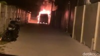 Mobil Via Vallen terbakar saat diparkir di samping rumah depan garasi rumahnya, Desa Kali Tenggah Selatan RT 2 RW 3, Tanggulangin, Sidoarjo.