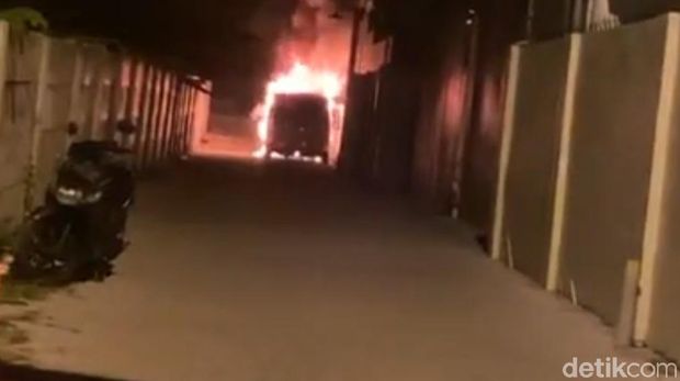 Mobil Alphard warna putih milik Via Vallen terbakar. Mobil bernopol W 1 VV itu diduga dibakar orang tak dikenal sekitar pukul 03.20 WIB, Selasa (30/6/2020).