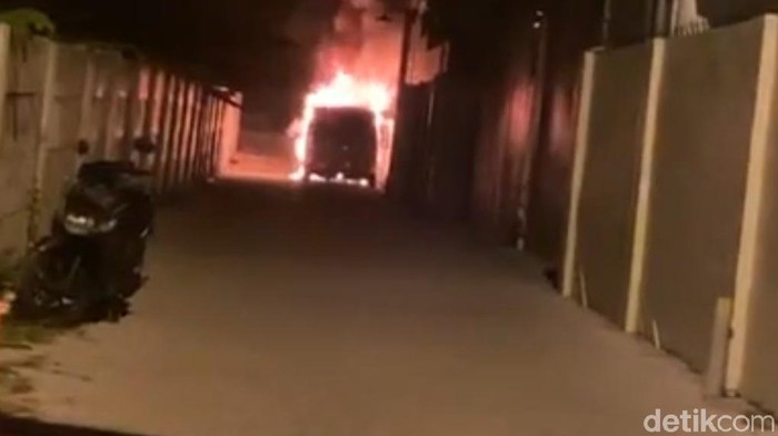 Mobil Mewah Via Vallen Ludes Terbakar Mobil Alphard warna putih milik Via Vallen terbakar. Mobil bernopol W 1 VV itu diduga dibakar orang tak dikenal sekitar pukul 03.20 WIB, Selasa (30/6/2020).