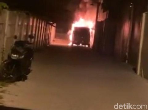 Mobil Alphard warna putih milik Via Vallen terbakar. Mobil bernopol W 1 VV itu diduga dibakar orang tak dikenal sekitar pukul 03.20 WIB, Selasa (30/6/2020).