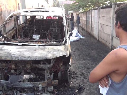 Mobil Mewah Via Vallen Terbakar