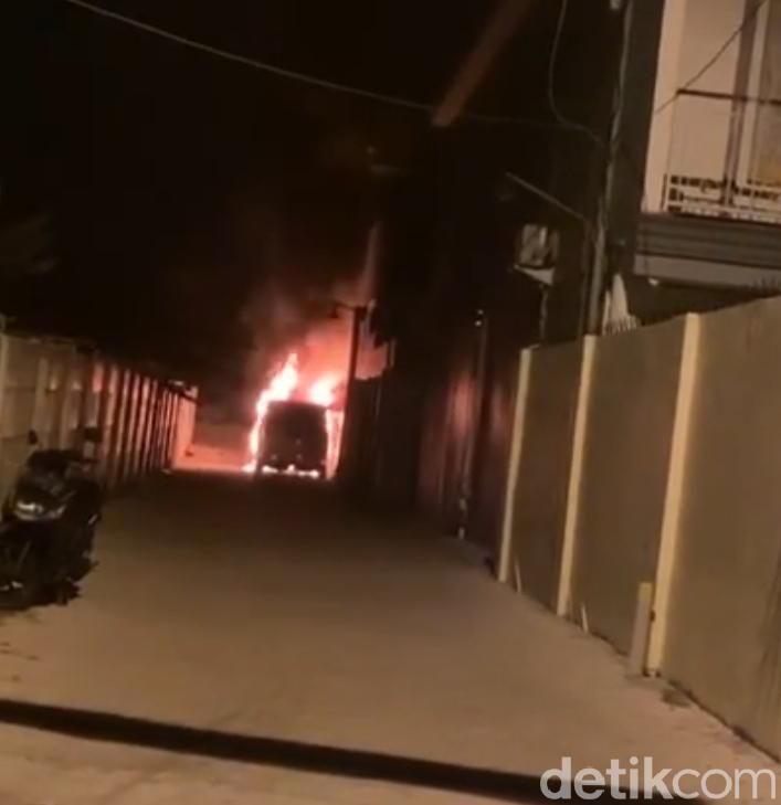 mobil via vallen dibakar