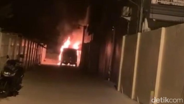 mobil via vallen dibakar
