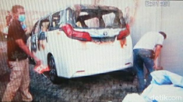 mobil via vallen terbakar