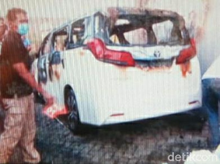 mobil via vallen terbakar