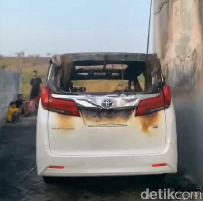 mobil via vallen terbakar