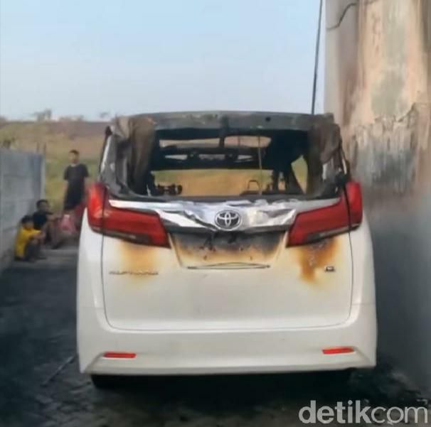 mobil via vallen terbakar