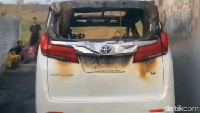 mobil via vallen terbakar
