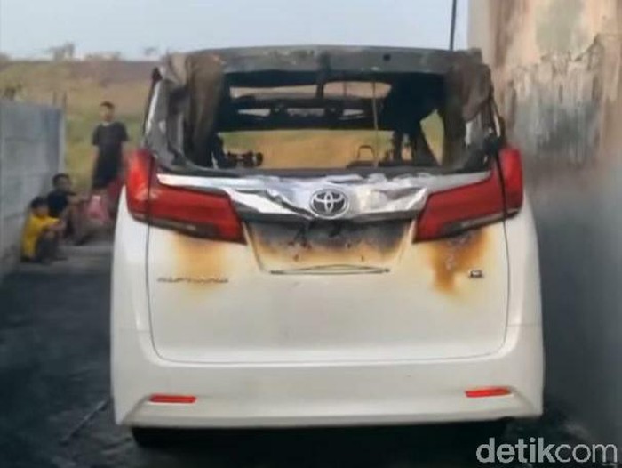 mobil via vallen terbakar