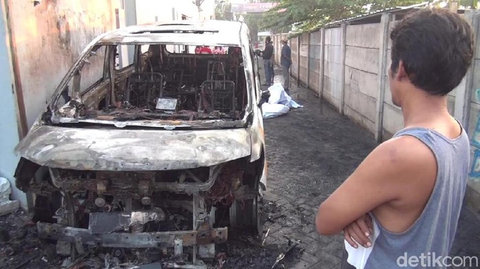 mobil via vallen terbakar