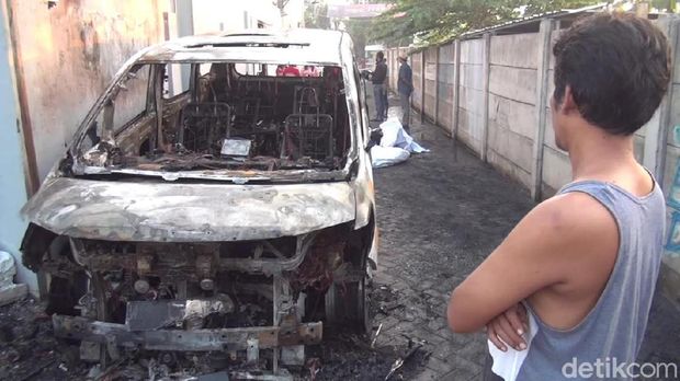 mobil via vallen terbakar