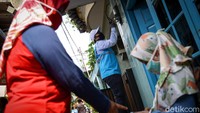 Pembacaan meter dilakukan dengan tetap memperhatikan Pedoman Pencegahan Pengendalian COVID-19 Kementerian Kesehatan RI untuk antisipasi penyebaran COVID-19 yaitu dengan menggunakan standar APD (Alat Pelindung Diri).