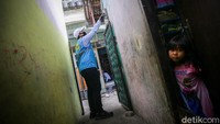 Jika pelanggan tidak mengirimkan laporan mandiri melalui WhatsApp dan lokasi rumah pelanggan tidak bisa didatangi oleh petugas, maka perusahaan pelat merah itu akan menggunakan rata-rata 3 bulan sebagai dasar perhitungan rekening listrik. Implikasinya akan ada penyesuaian tagihan rekening listrik ketika nanti petugas PLN melakukan pencatatan meter ke rumah pelanggan.