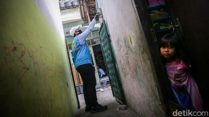 PLN mengerahkan petugas untuk memastikan kesesuaian tagihan rekening listrik penggunanya.