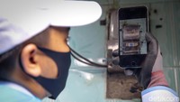 Petugas PLN melakukan pencatatan meteran di kawasan Kebayoran Baru, Jakarta Selatan, Selasa (30/6/2020).