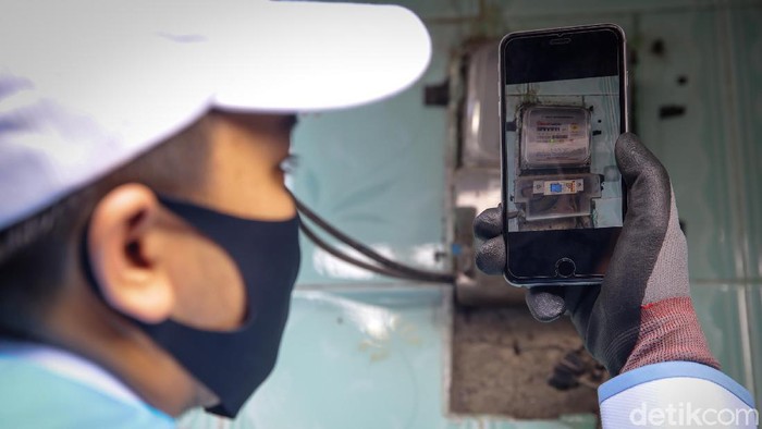 Momen PLN Terjun Langsung Cek Meteran Warga PLN mengerahkan petugas untuk memastikan kesesuaian tagihan rekening listrik penggunanya.