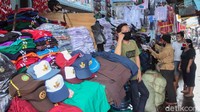 Biasanya saat setelah pembagian rapor sekolah, orang tua murid akan mulai berbelanja seragam. Namun, hingga kini jumlah pembeli belum terlihat ada peningkatan.