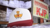 Akibatnya para penjual seragam sekolah kini terdampak, penurunan omset bahkan hingga 70%.