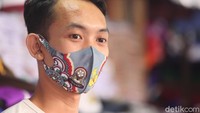 Pandemi juga membuat mereka ikut kreatif dengan menjual masker berlogo sekolah.