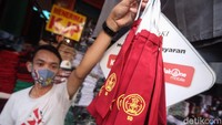 Seorang pedagang seragam menunggu pembeli di kiosnya kawasan Jatinegara, Jakarta, Selasa (30/6/2020). 