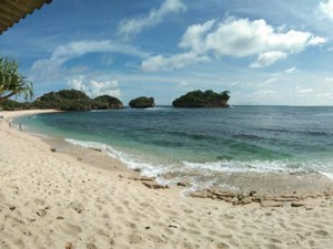 Menikmati Keindahan Raja Ampat Versi Pacitan di Pantai Watu Karung